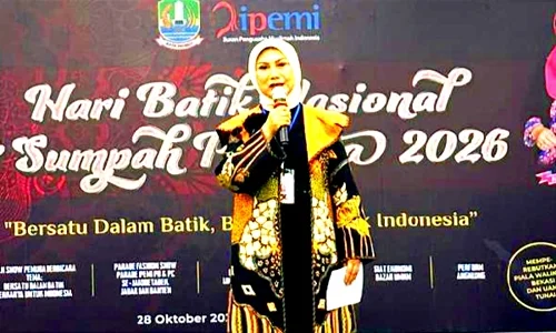 Ketua PD IPEMI Kota Bekasi, Ayuni Mirlina membacakan puisi.